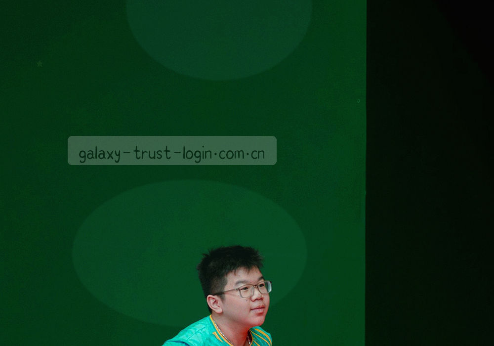 两个版本标识并列对比的抽象示意图，柱体由细线构成并带节点标记